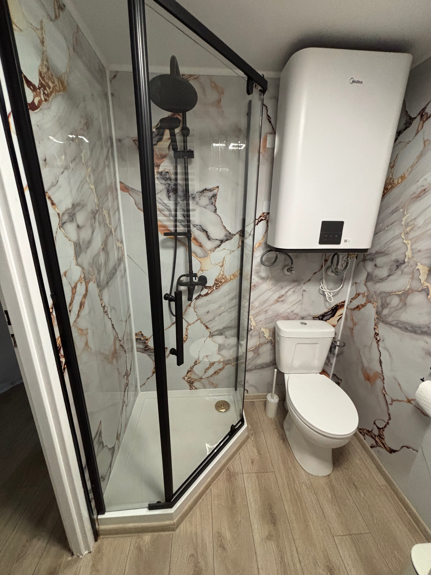 Prysznic w łazience glampingu