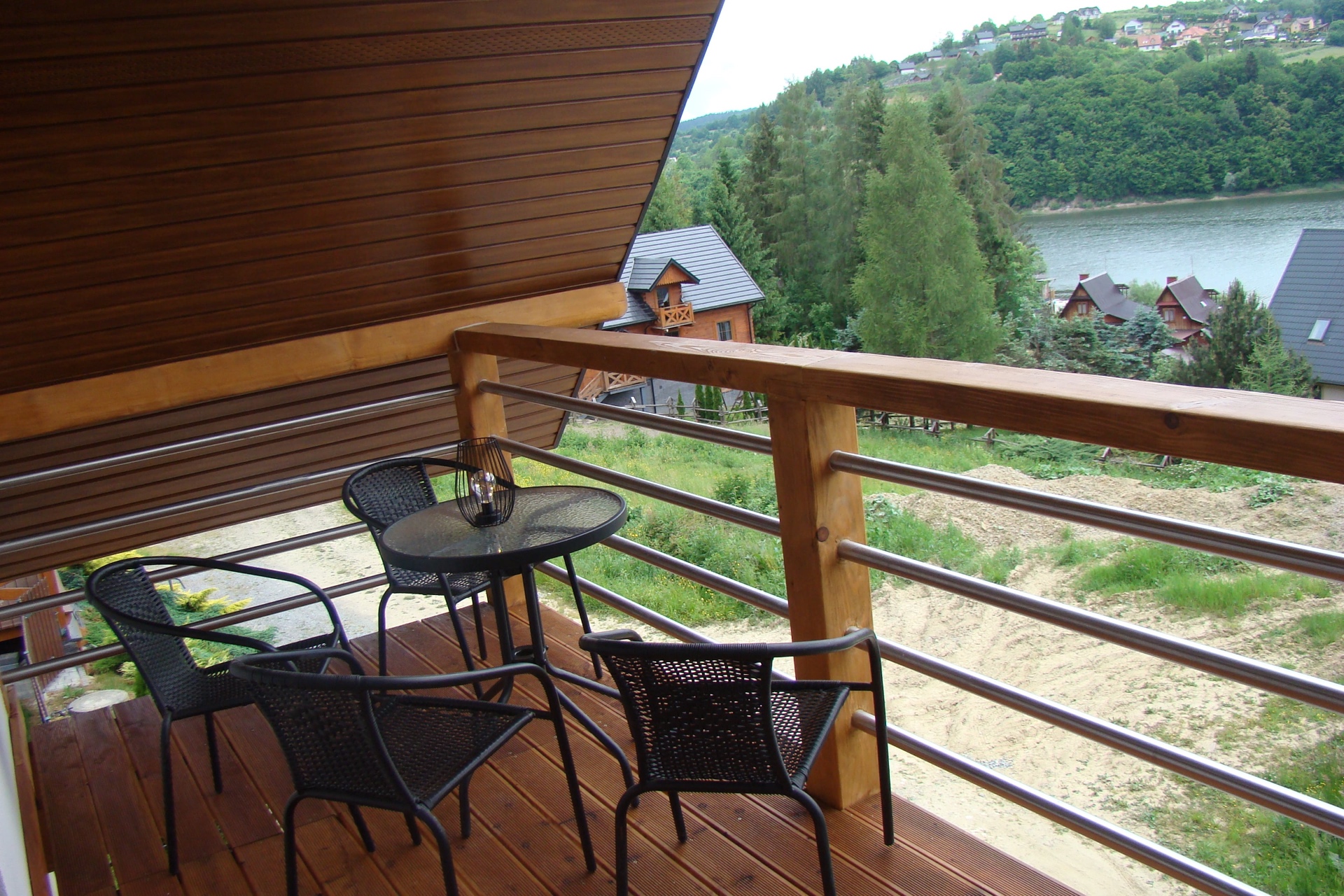 Balkon z widokiem na Jezioro Solińskie