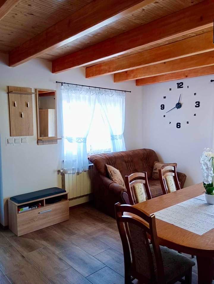 Salon z drewnianym stropem